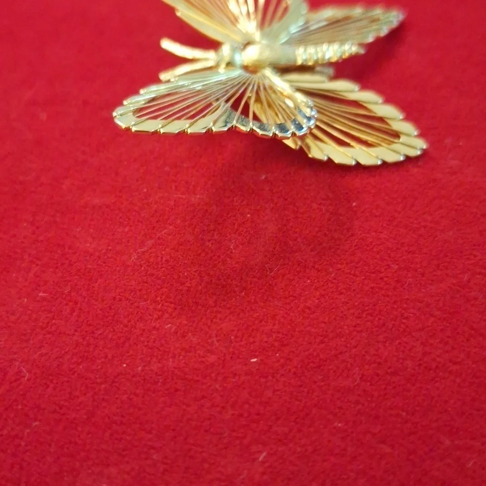 Vintage Monet butterfly brooch gold tone wire wings insect moth jewelry pin - Picture 5 of 10